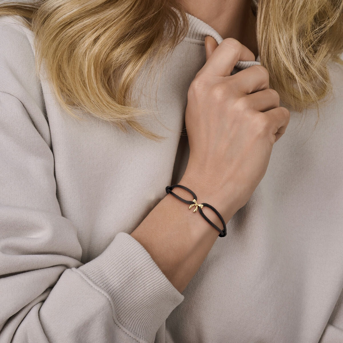 Pulsera de satén negro con lazo de oro amarillo de 14k