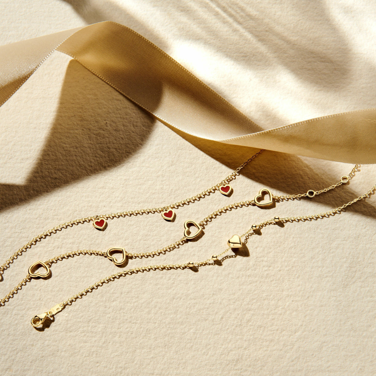 pulsera de corazón de oro amarillo de 14k