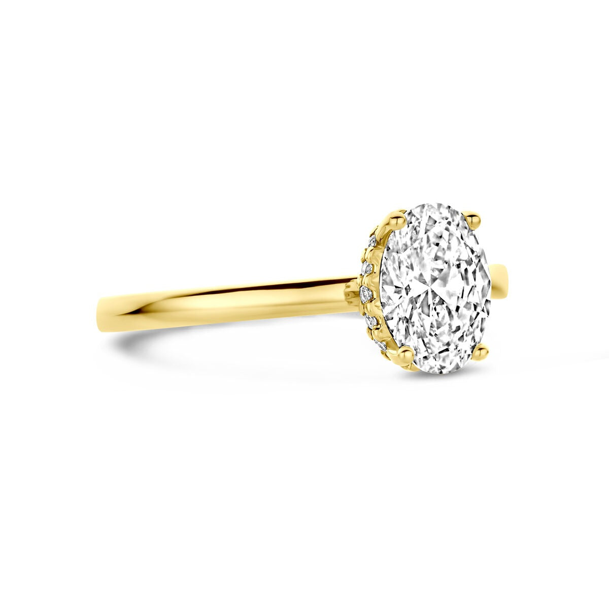 Anillo de oro amarillo de 14k con diamante lab grown ovalado