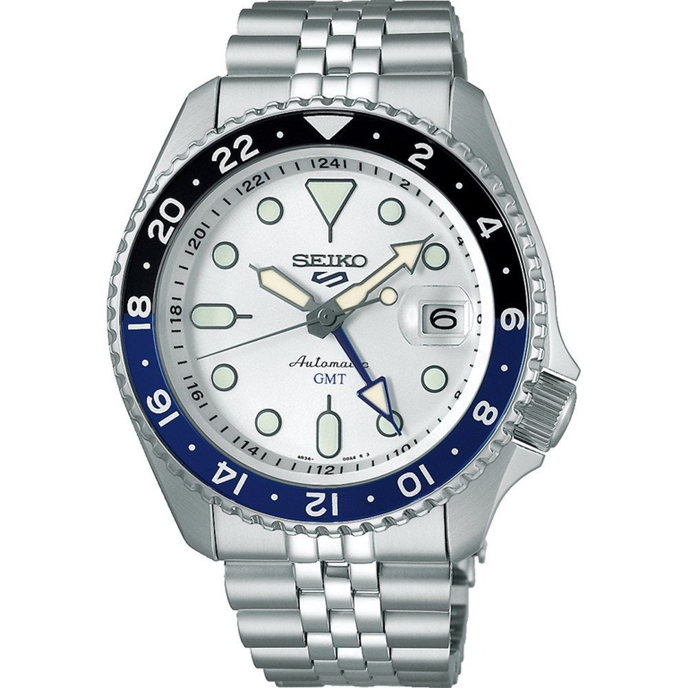 Reloj de hombre Seiko 5 Sports con esfera blanca, bisel azul y negro, y correa de acero inoxidable.