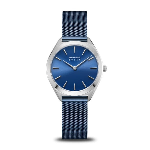 Reloj Bering con esfera azul, caja de acero inoxidable y correa de malla metálica azul.
