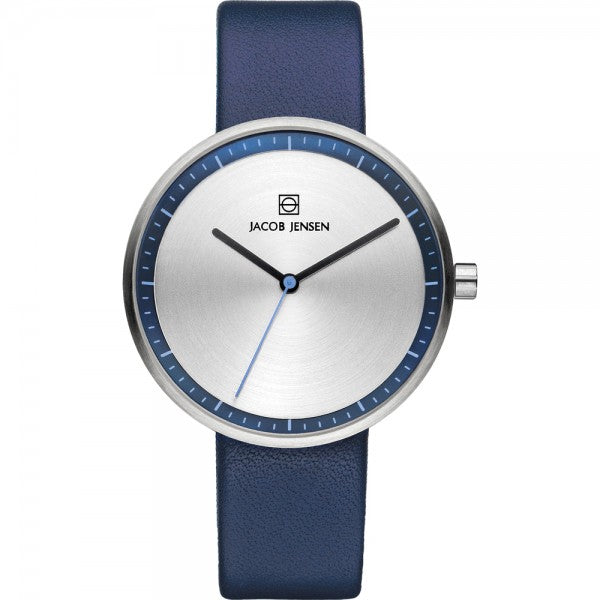 Reloj con esfera plateada, correa de cuero azul y detalles en azul.