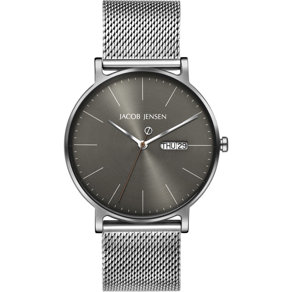 Reloj de acero inoxidable con esfera gris y malla metálica, presenta fecha y manecillas delgadas.