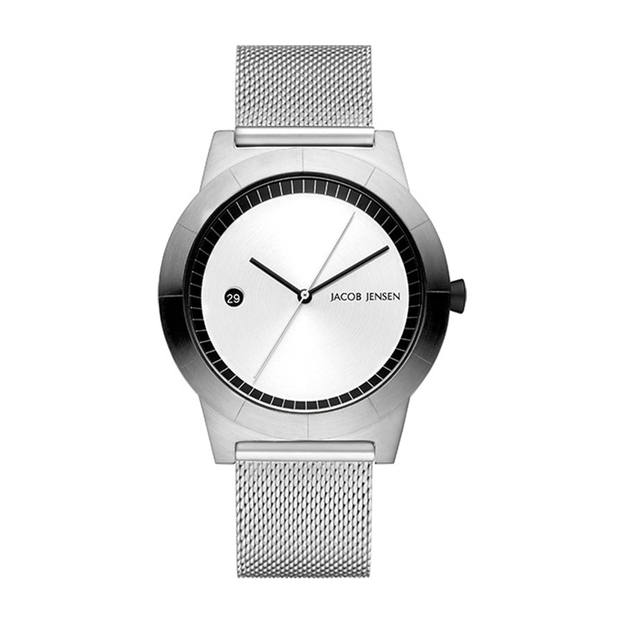 Reloj de acero inoxidable con esfera plateada, correa de malla y diseño minimalista.