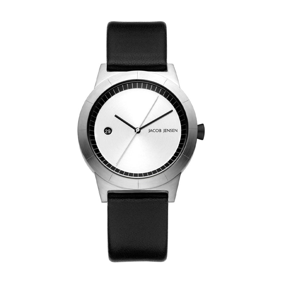 Reloj con esfera plateada, caja de acero inoxidable y correa de cuero negro.