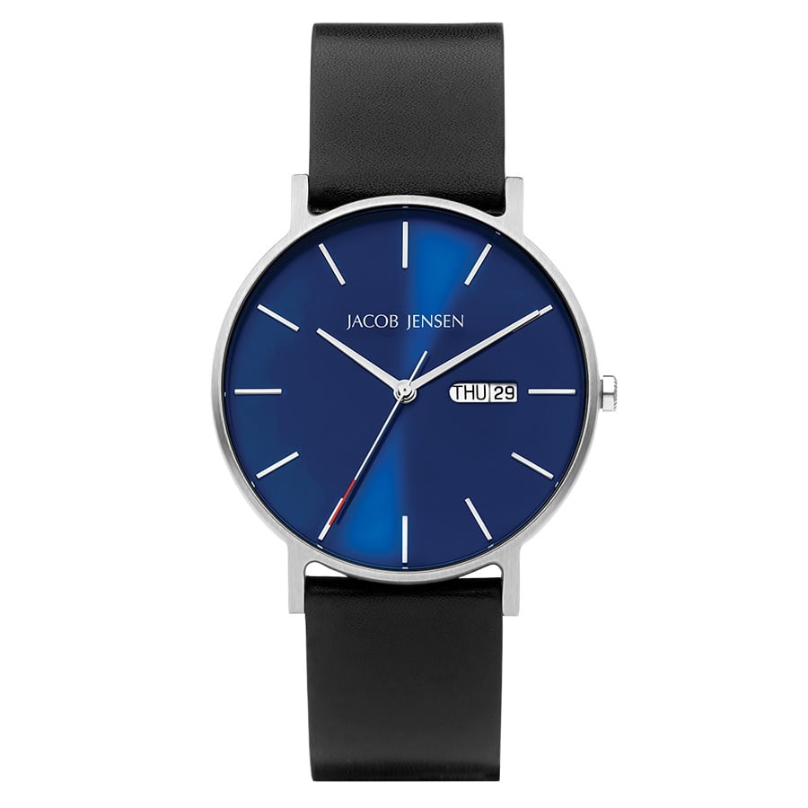 Reloj con esfera azul, correa de cuero negra y caja plateada, con indicador de fecha.