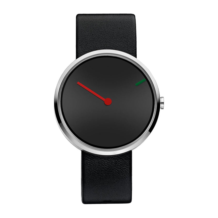 Reloj con esfera negra, correa de cuero negra y manecillas rojas y verdes.