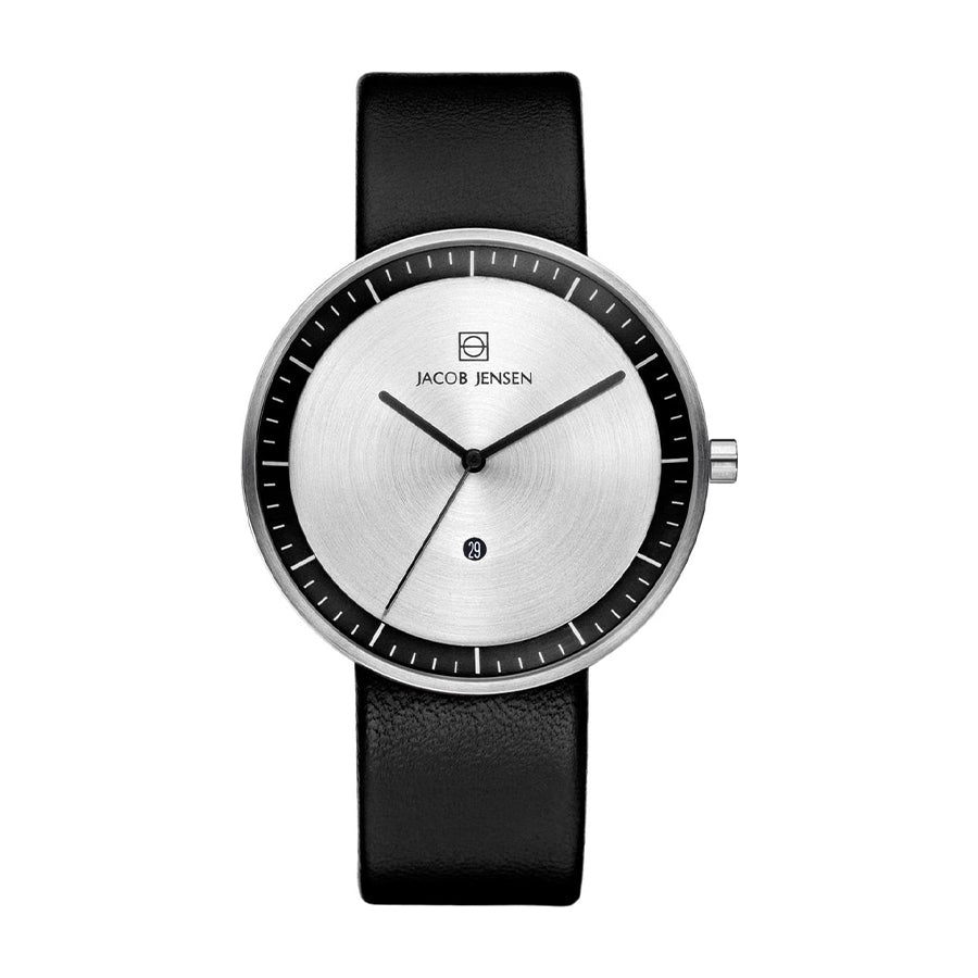 Reloj con esfera plateada, correa de cuero negra y detalle de indicador de fecha.