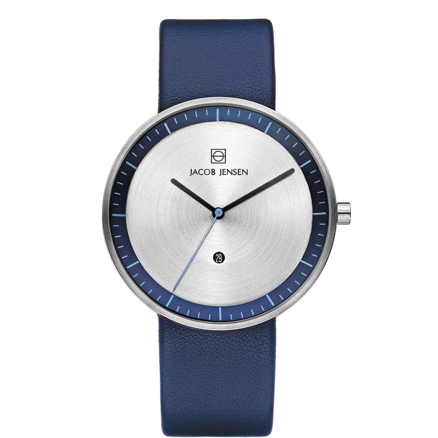 Reloj con esfera plateada, correa de cuero azul y detalles en azul.