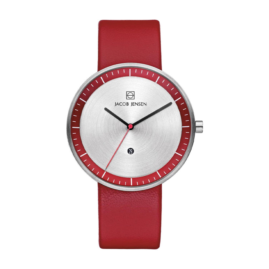 Reloj con esfera plateada, correa de cuero roja y detalles en rojo.