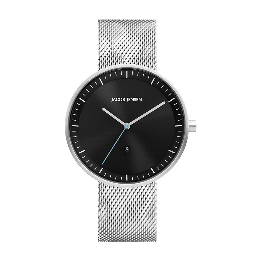 Reloj con esfera negra, correa de malla de acero inoxidable y detalles en azul.