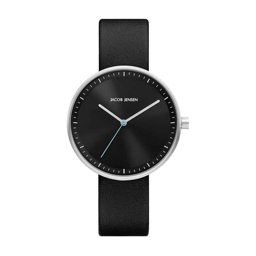 Reloj con esfera negra, correa de cuero negra y detalles en azul.