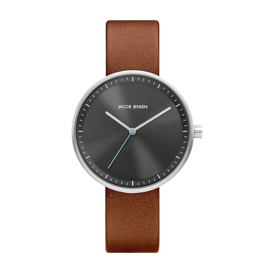 Reloj con esfera negra, correa de cuero marrón y detalles en azul.