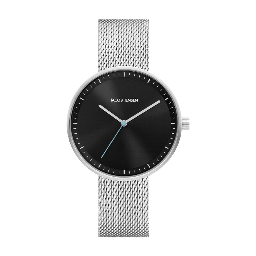 Reloj con esfera negra, correa de malla plateada y manecillas azuladas.