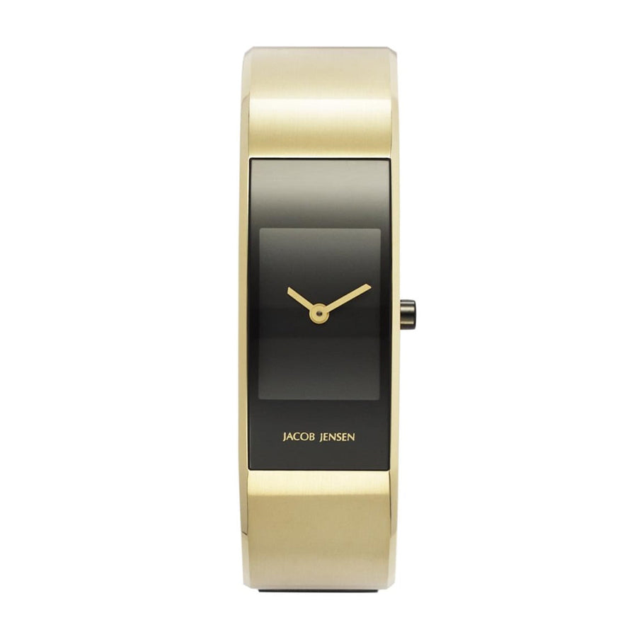 Reloj rectangular dorado con esfera negra y manecillas doradas.