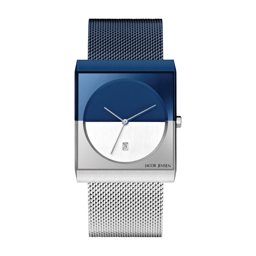 Reloj cuadrado con esfera azul y plateada, correa de malla metálica.