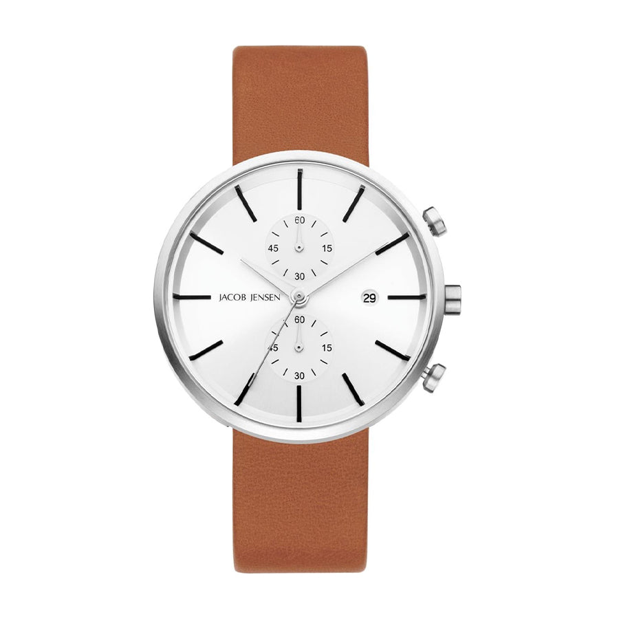 Reloj de esfera plateada con correa de cuero marrón y detalles de cronógrafo.