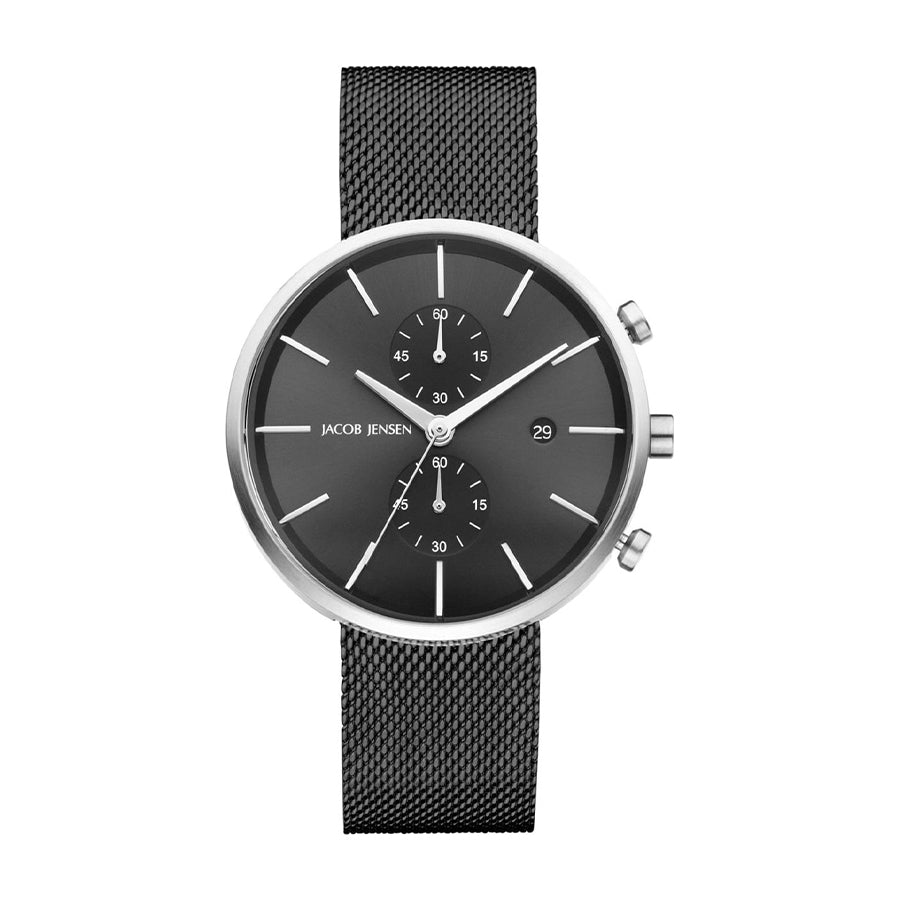 Reloj con esfera negra, correa de malla metálica y detalles plateados.