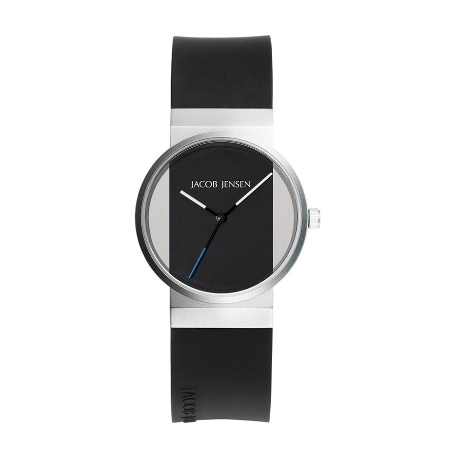 Reloj de acero inoxidable con esfera negra y correa de silicona negra, detalle azul en la manecilla.