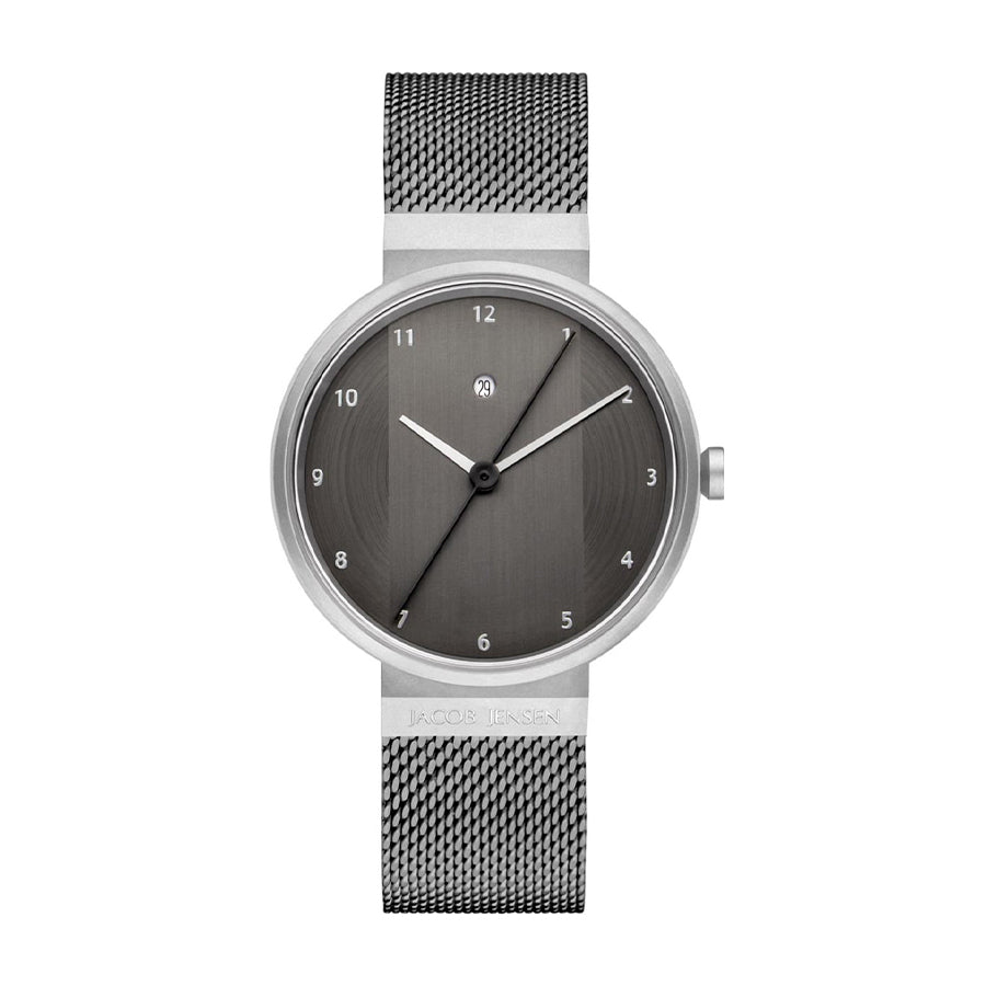 Reloj con esfera gris y correa de malla de acero inoxidable.