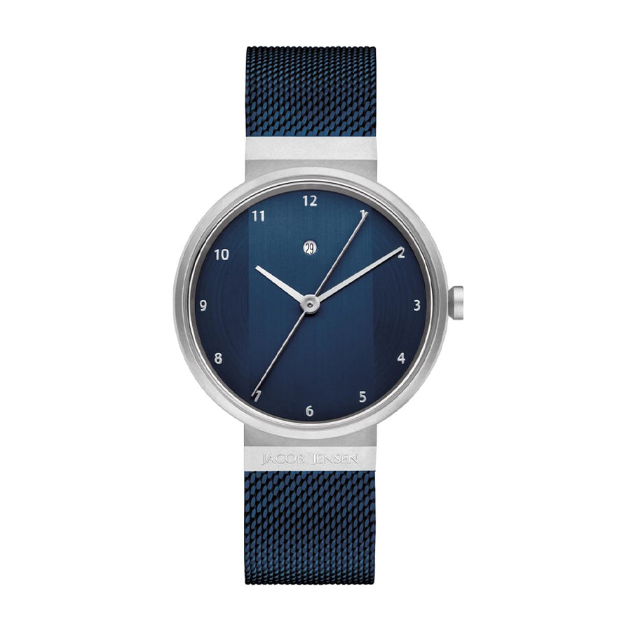 Reloj con esfera azul y correa de malla metálica en tonos azules y plateados.
