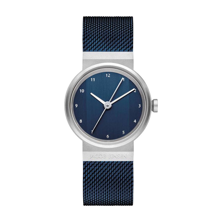 Reloj con esfera azul y correa de malla metálica en tonos azul y plata.