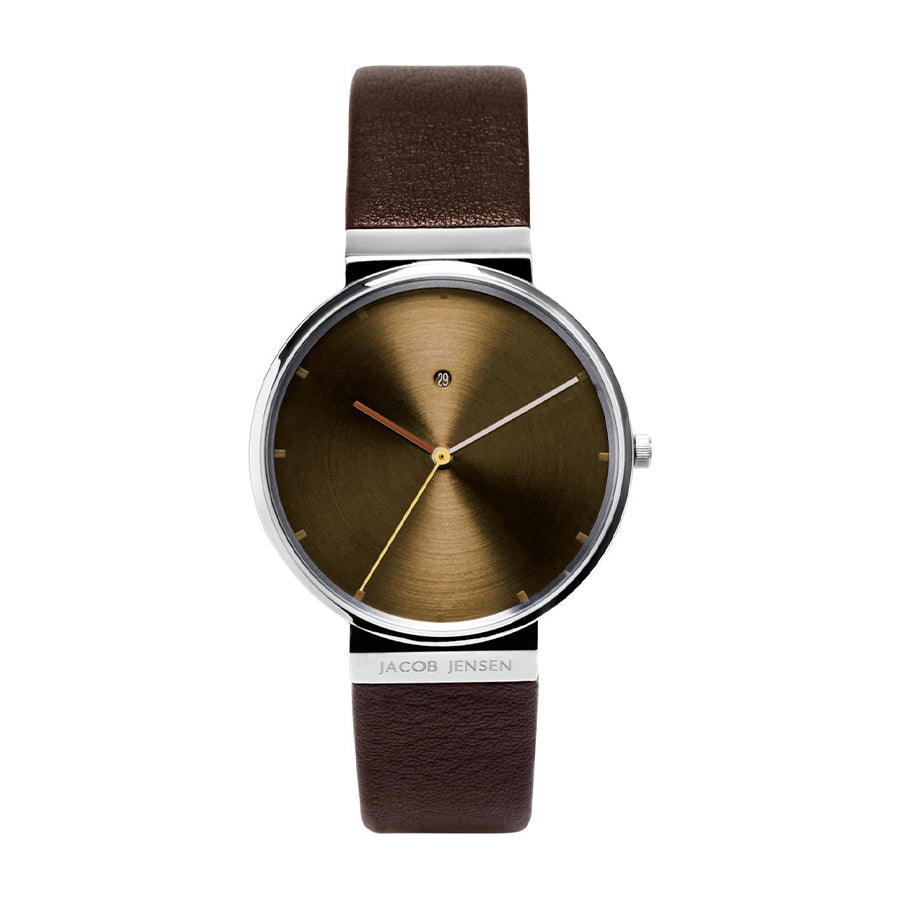 Reloj con esfera dorada, correa de cuero marrón y detalles en acero inoxidable.