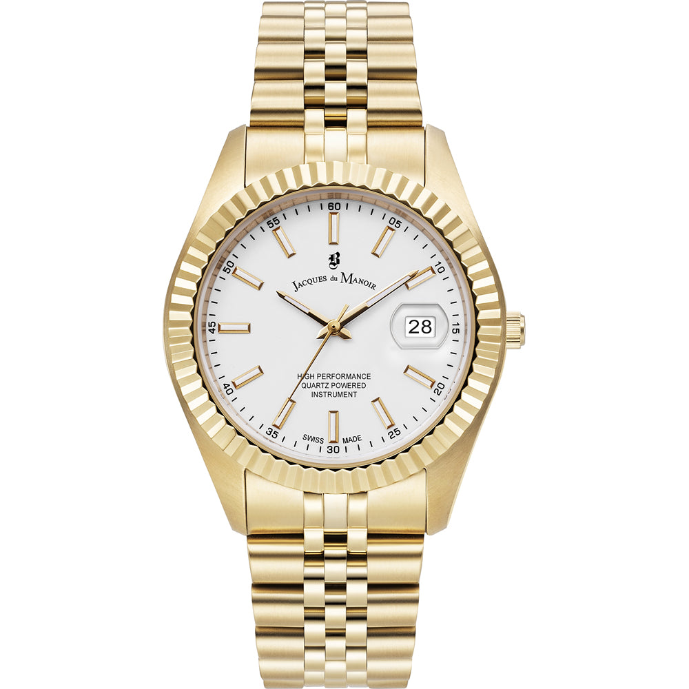 Reloj dorado con esfera blanca, bisel estriado y correa de eslabones.