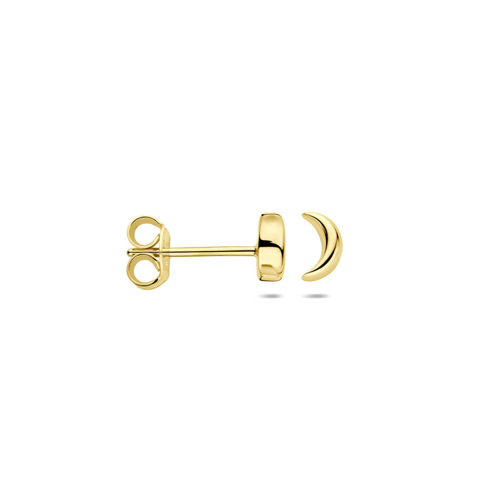 Een paar Van der Kooij Collectie oorknoppen maan 6 mm 14K geelgoud wordt getoond aan de voor- en zijkant - één balk, één halve maan - met vlinderruggen, perfect dames oorbellen voor fans van maan sieraden, getoond op een witte achtergrond.