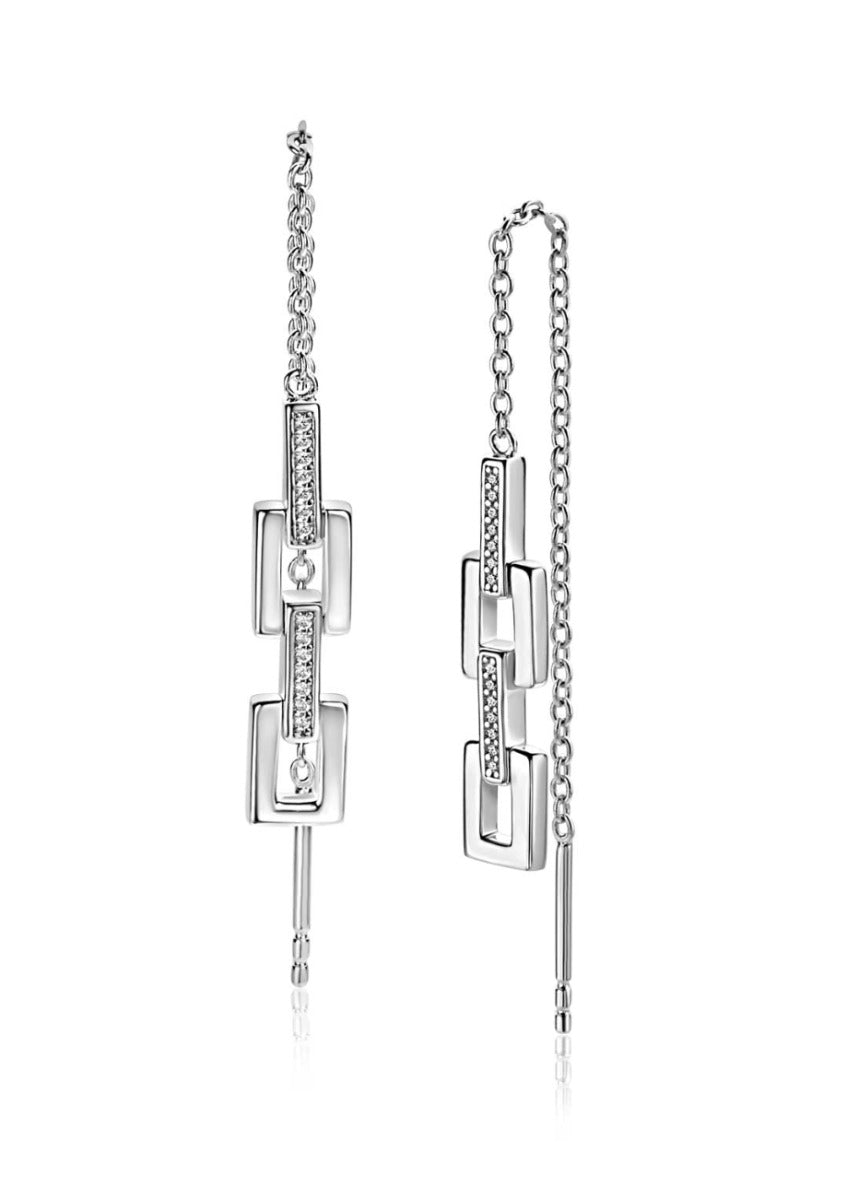 Pendientes largos de plata con diseño geométrico y detalles brillantes.