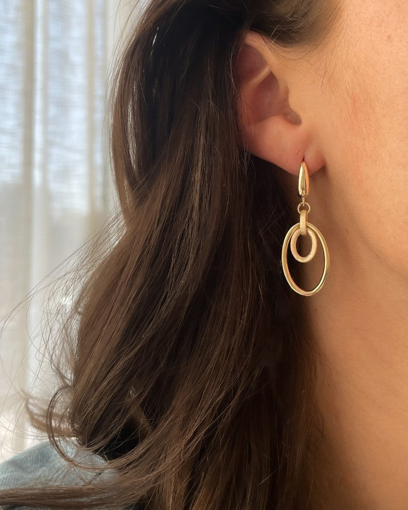 Aros de oro amarillo con colgantes abiertos – 14 quilates de oro