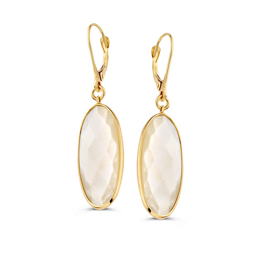 Pendientes largos de oro amarillo con colgantes ovalados de nácar.
