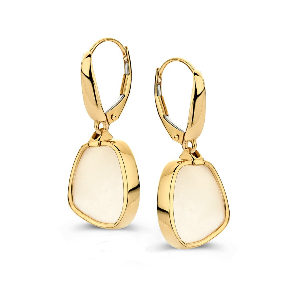 Pendientes de oro amarillo con charms orgánicos de madreperla, diseño elegante y moderno.