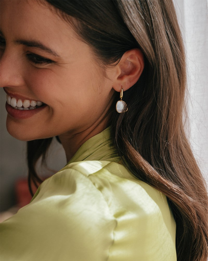 Pendientes de oro amarillo especiales con charms orgánicos y nácar - lujo de 14 quilates para de mujer