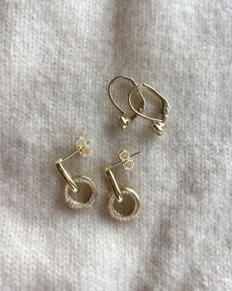 Aros de oro amarillo con circonitas en engaste redondo – 14 quilates