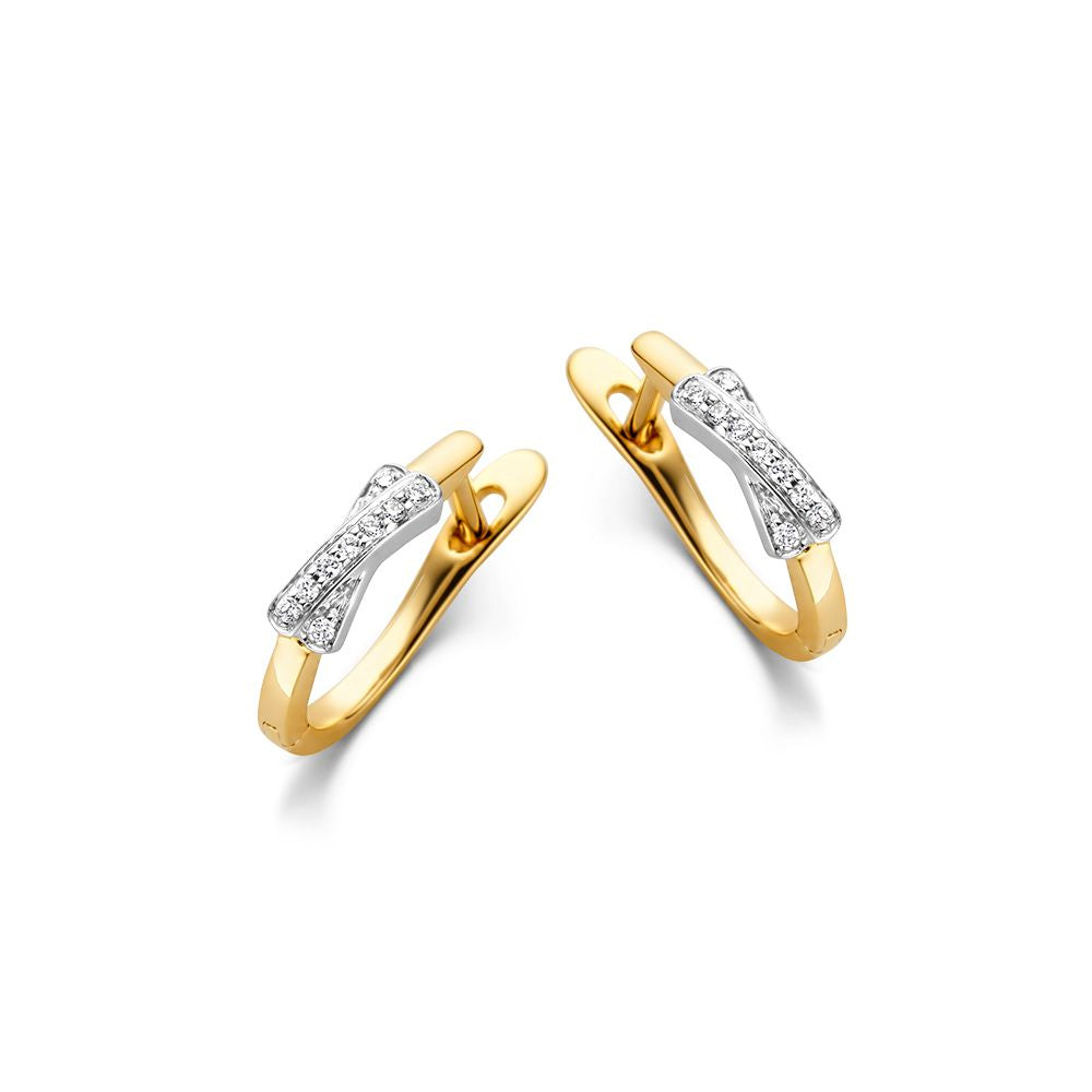 Pendientes bicolor de oro blanco y amarillo de 14 quilates con diamantes en engaste en forma de X.