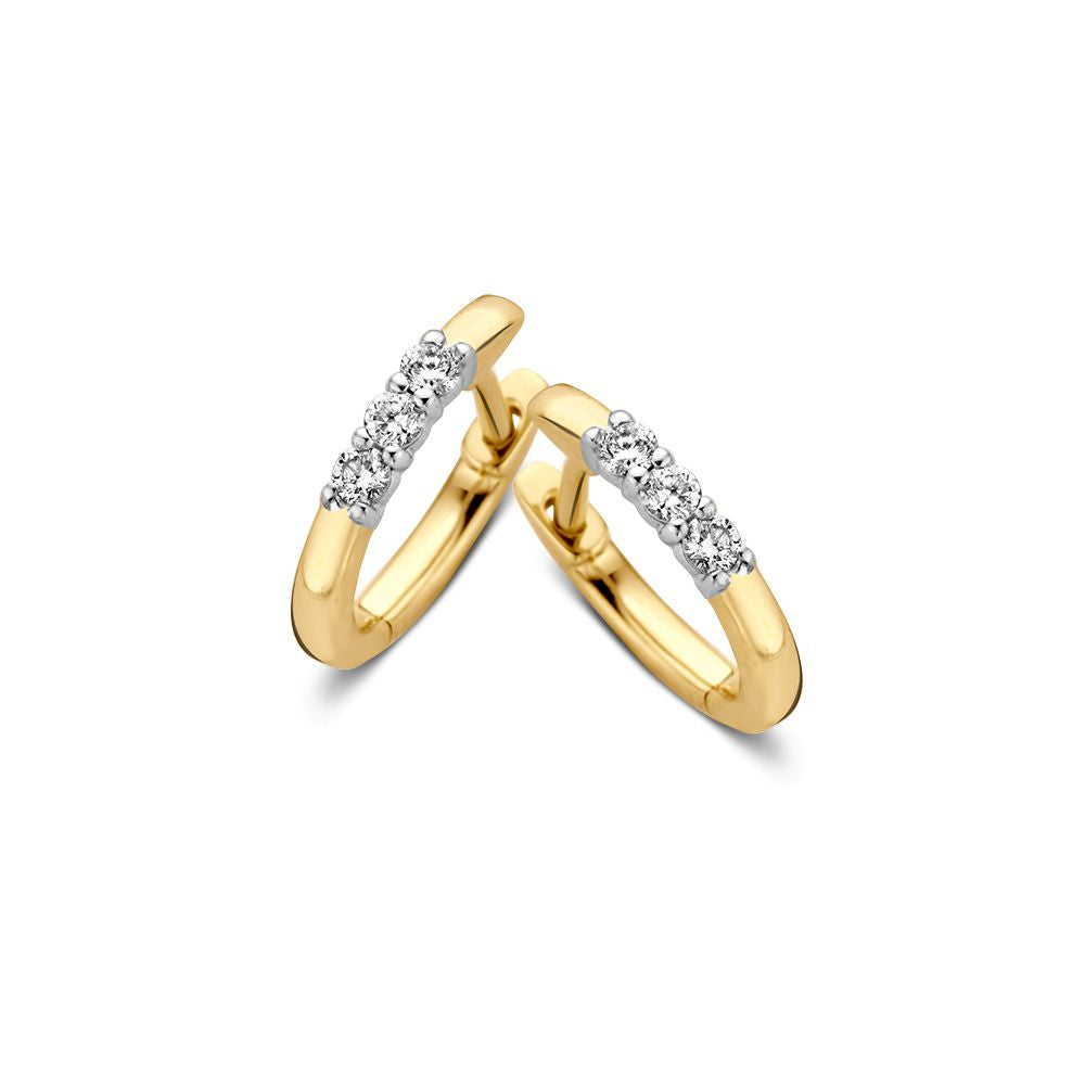 Aros bicolores de oro amarillo y blanco con tres diamantes, 14 quilates y 0.15 quilates de diamantes.