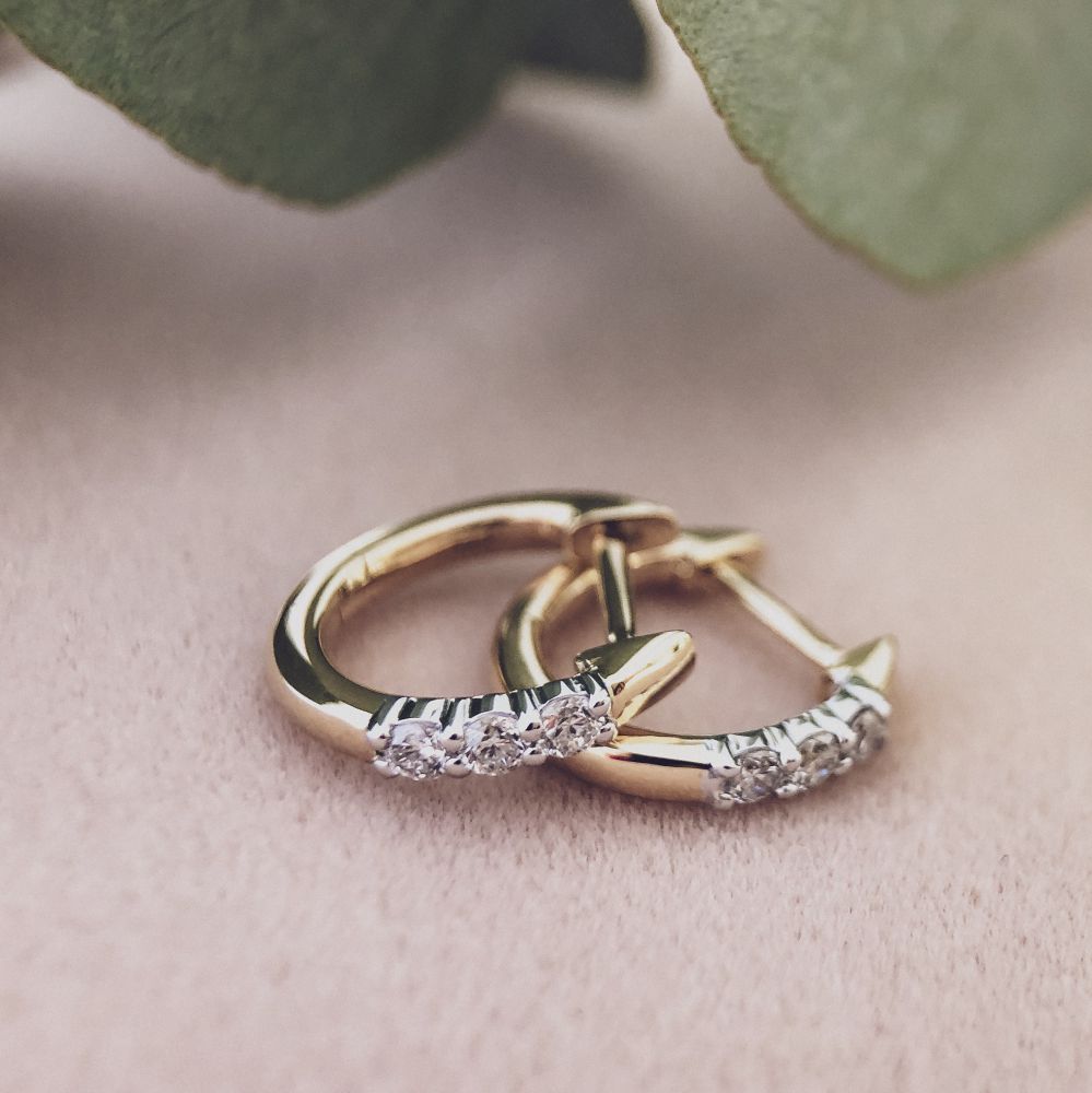 Aros Bicolor de Oro Amarillo y Oro Blanco con Tres Diamantes – Aros de 14 Quilates con 0.15 Quilates de Diamantes