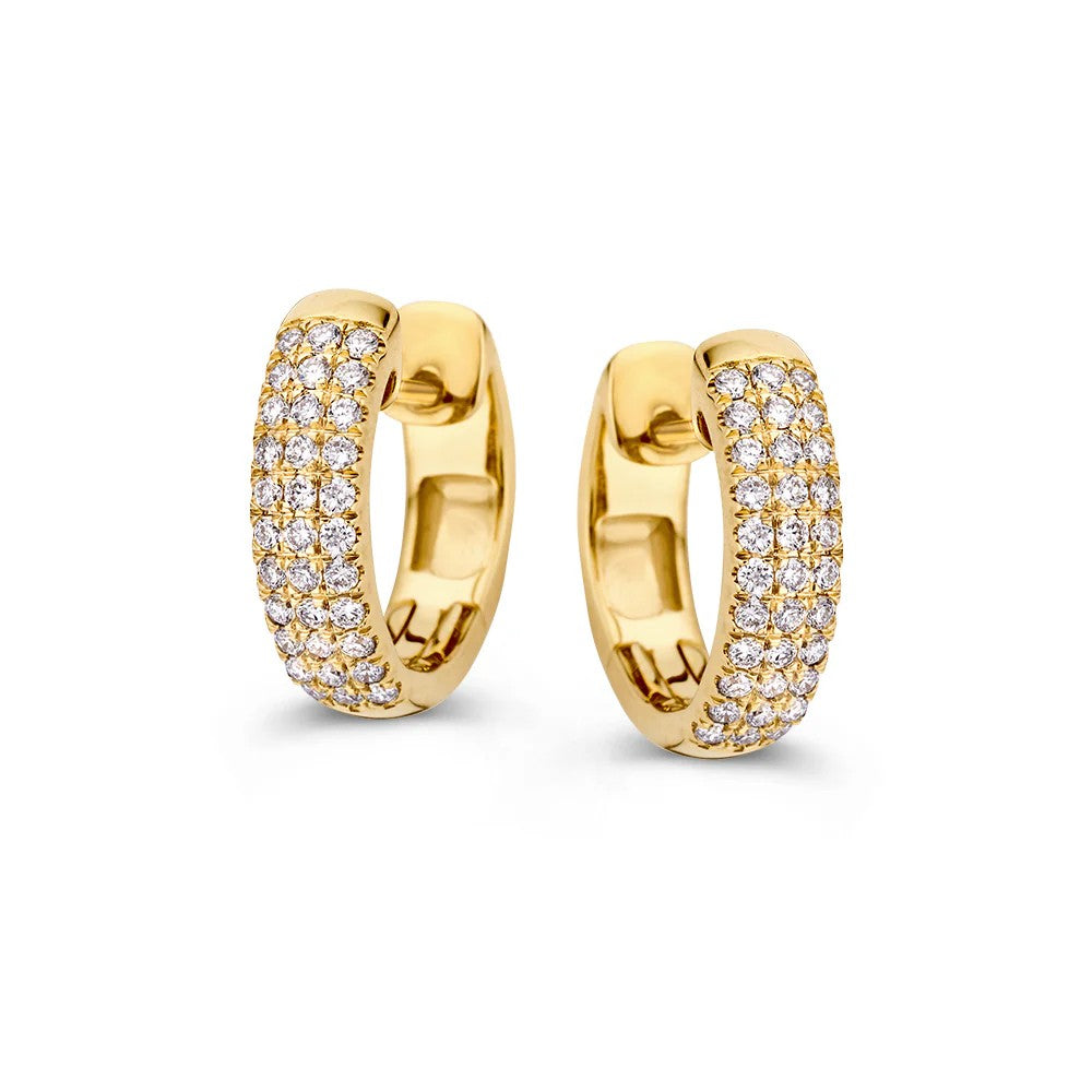 Aros de oro amarillo con pavé de diamantes de 0,50 quilates.