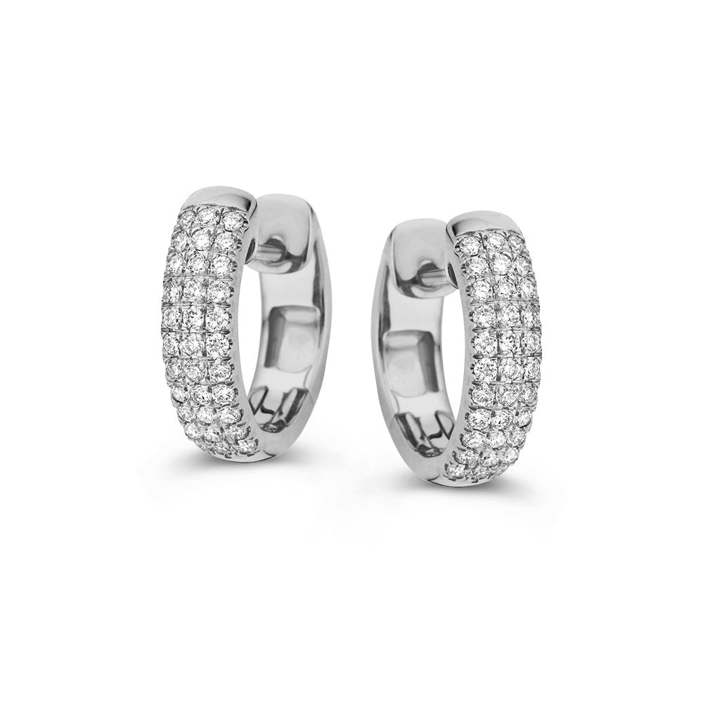 Aros de oro blanco con 0,50 quilates de diamantes, diseño ancho y brillante.