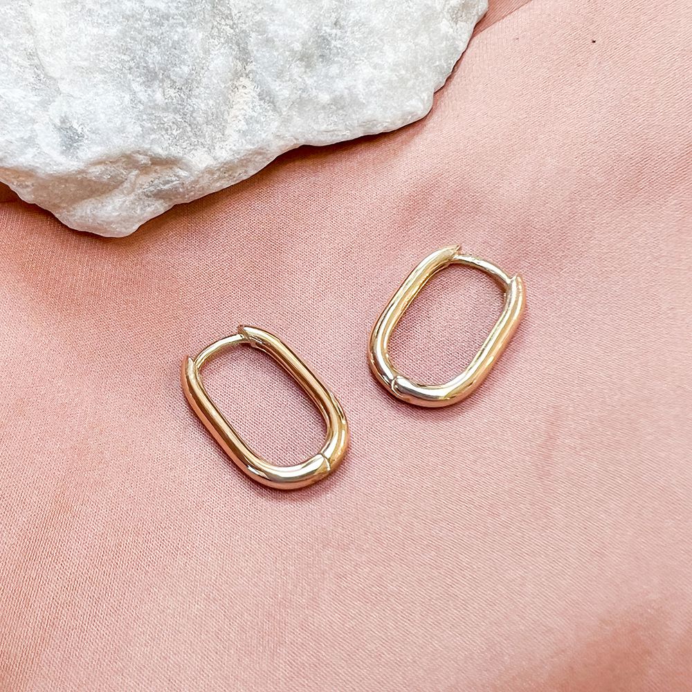 Aros de oro amarillo sutiles – Atemporal y refinado