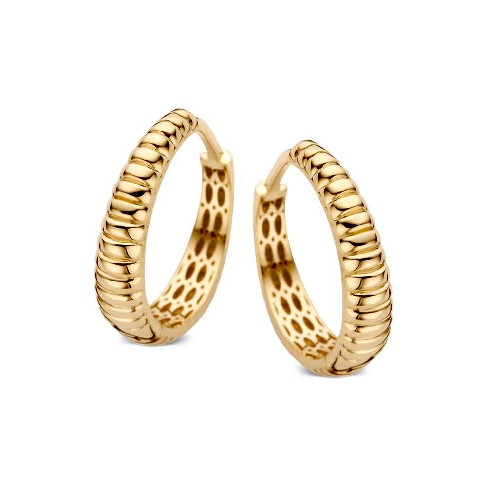 Aros de oro amarillo con diseño estriado y acabado brillante.