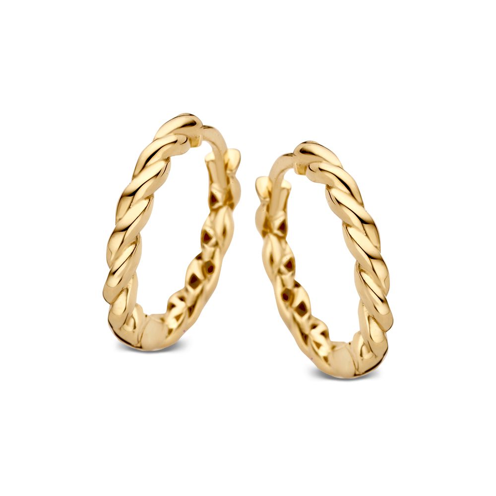 Aros de oro amarillo con diseño trenzado, brillantes y con acabado pulido.