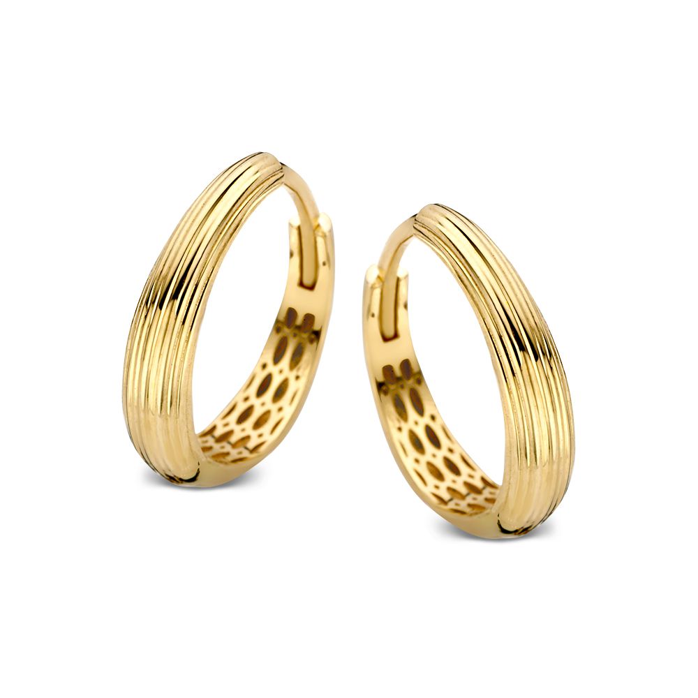Aros de oro amarillo con un diseño juguetón y refinado, con textura estriada.