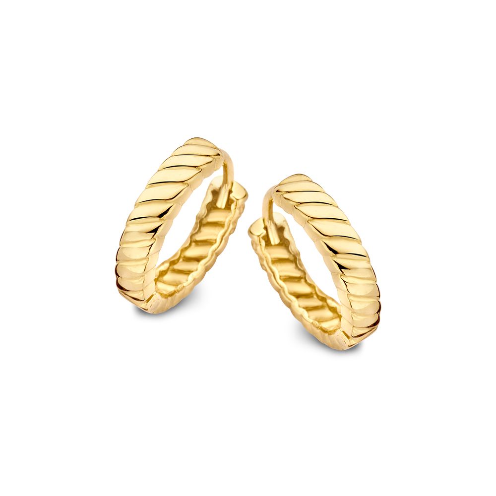 Aros de oro amarillo con patrón estriado de 14 quilates.