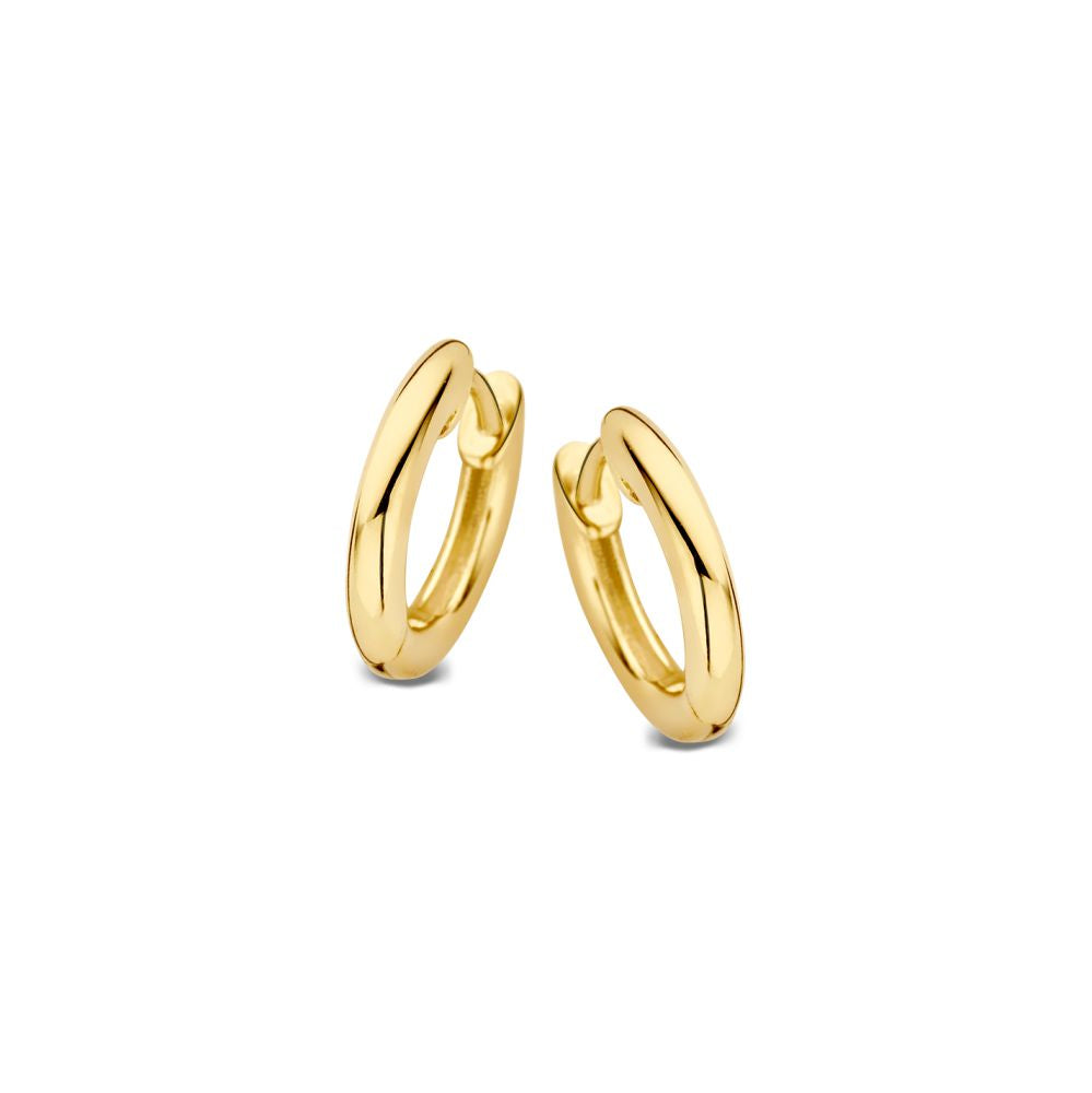 Pendientes de aro de oro amarillo de 14 quilates con un diseño liso y brillante.
