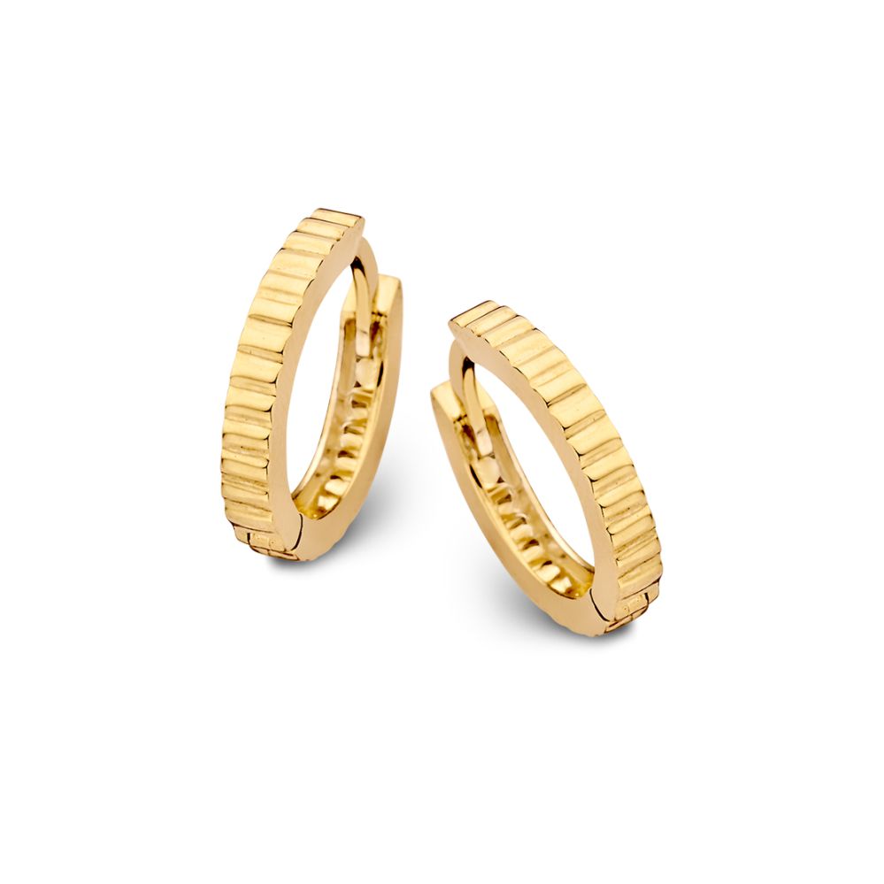 Aros de oro amarillo con diseño estriado de 14 quilates.