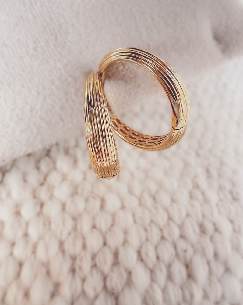 Aros de oro amarillo con acabado juguetón - Atemporal y refinado - Van der Kooij