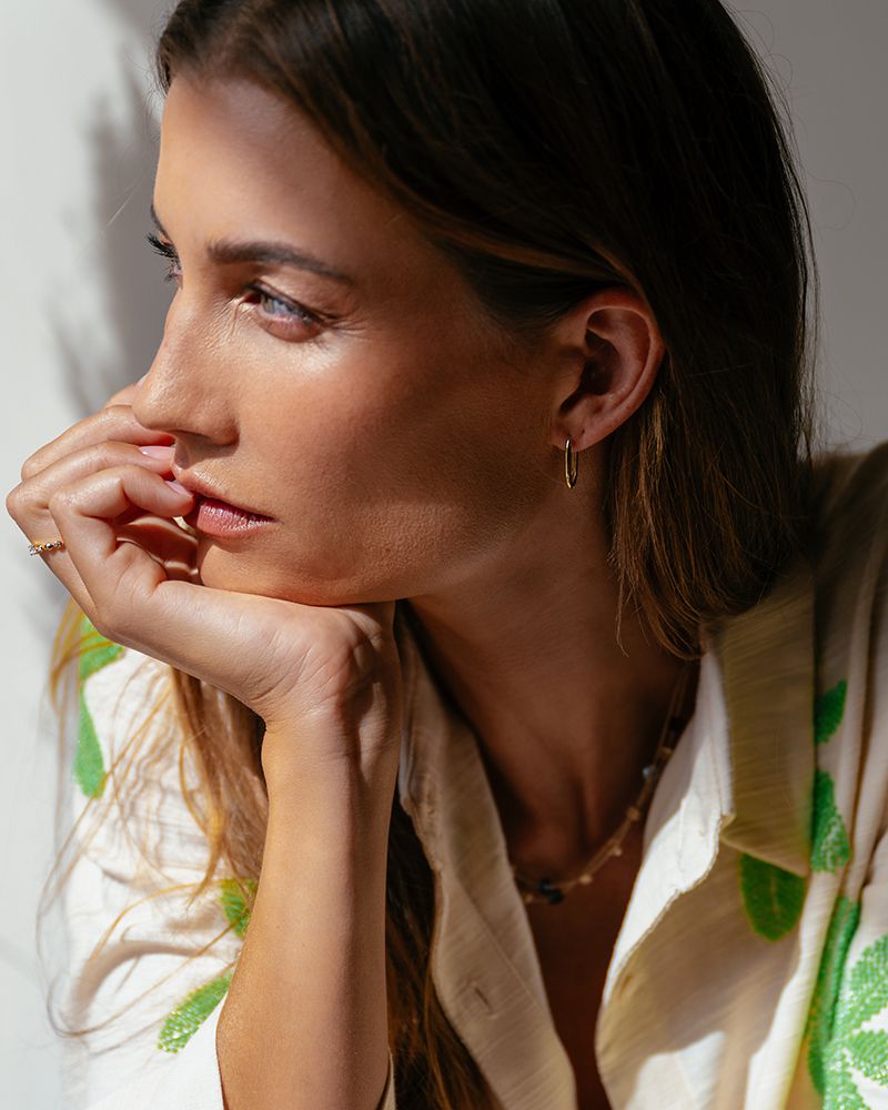 Aros de oro amarillo sutiles – Atemporal y refinado