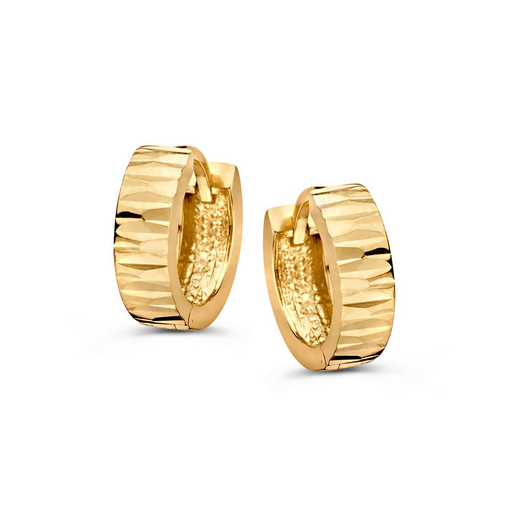 Aros de oro amarillo con superficie trabajada y textura sutil.